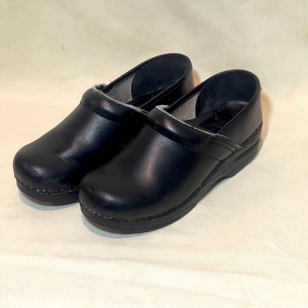 Dansko Women’s LT Pro Black Leather Clogs sz: 8